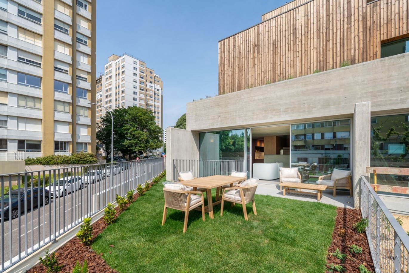 Moradia V4+1 com jardim e varandas em condomínio de luxo no Foco, Porto_329063
