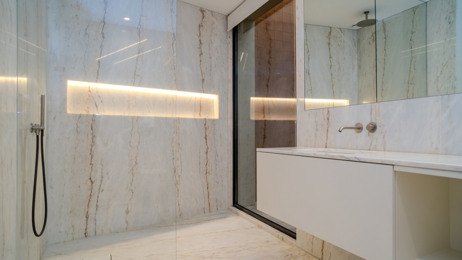 Apartamento T4 com varandas à venda na Foz do Douro no Porto_331246