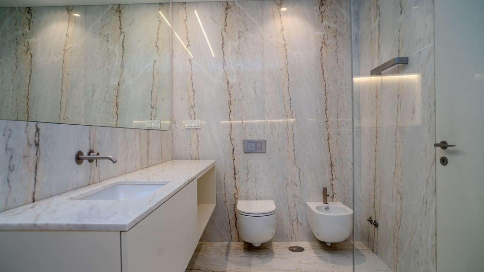 Apartamento T4 com varandas à venda na Foz do Douro no Porto_331247