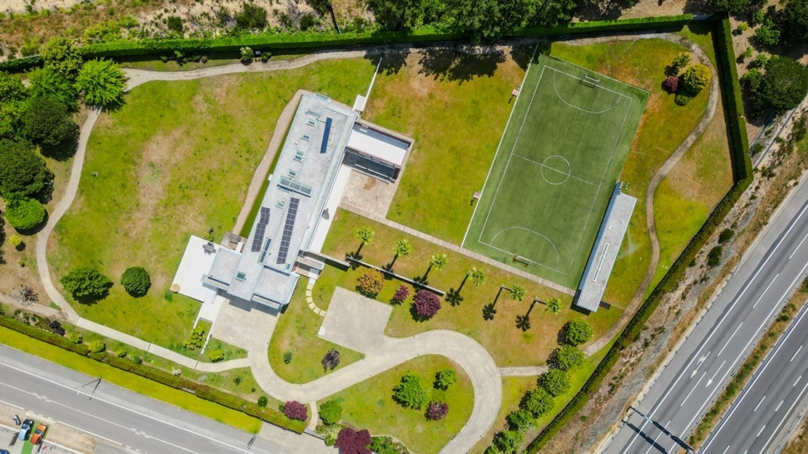Villa with garden, pool and soccer pitch for sale in Ovar, Portugal_331316