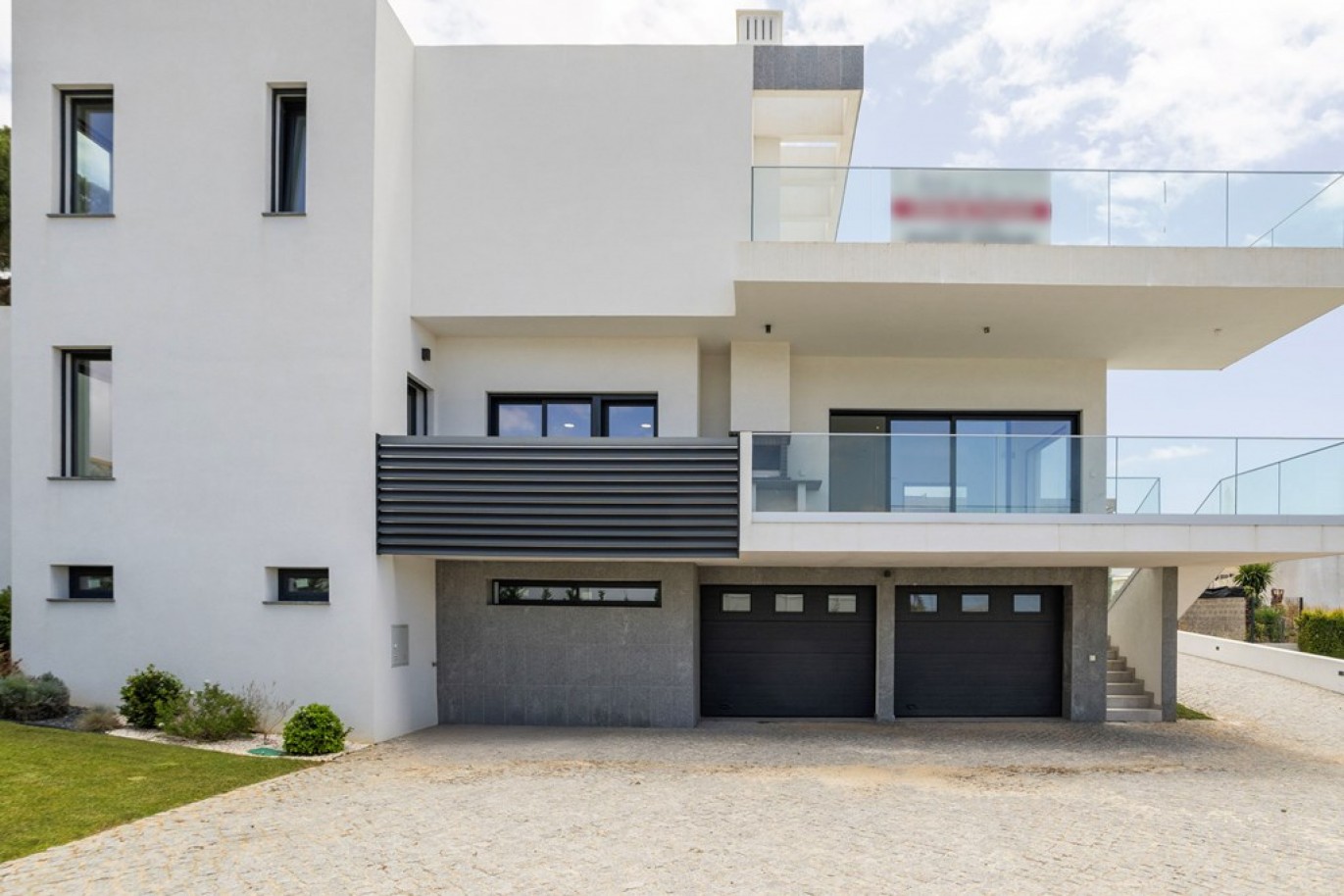 New 3 bedroom villa with pool for sale in Quarteira, Algarve, Portugal_331417