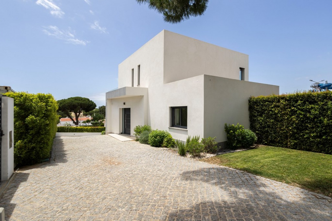 New 3 bedroom villa with pool for sale in Quarteira, Algarve, Portugal_331418