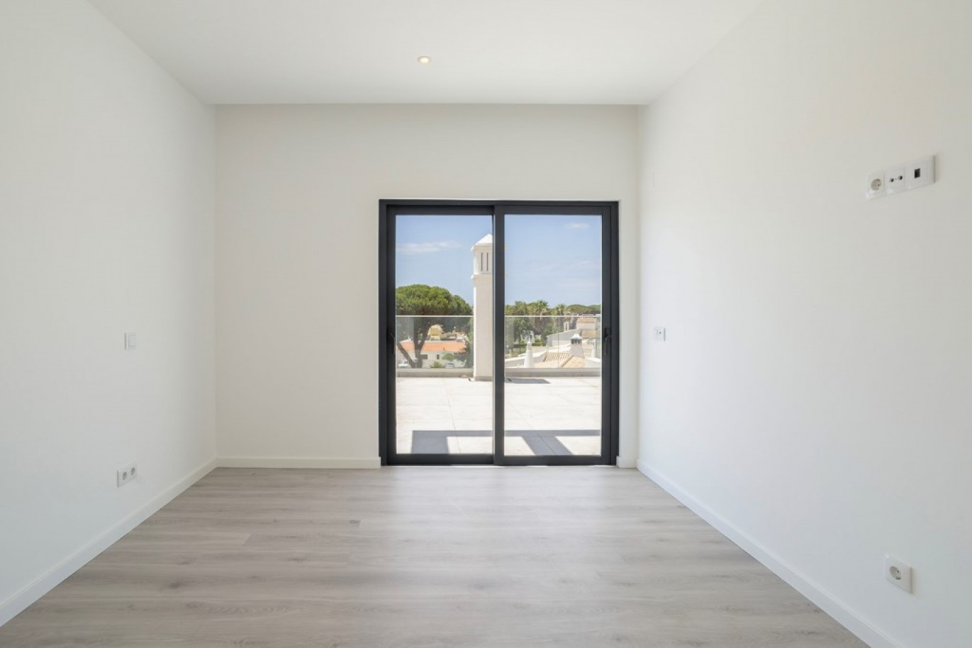 New 3 bedroom villa with pool for sale in Quarteira, Algarve, Portugal_331425
