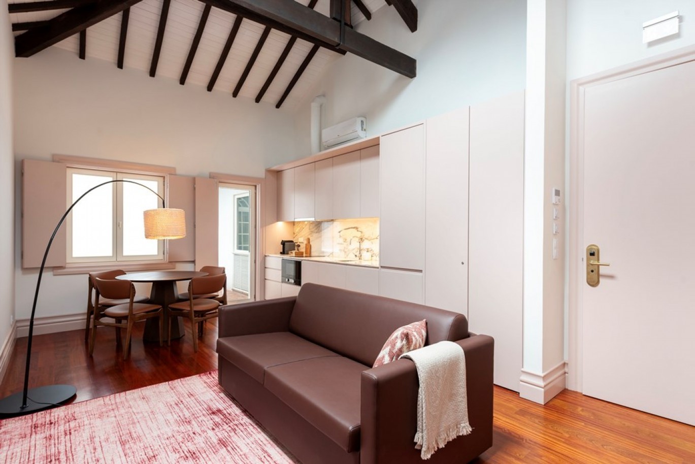 Building with 8 apartments for sale in downtown Porto, Portugal_335008