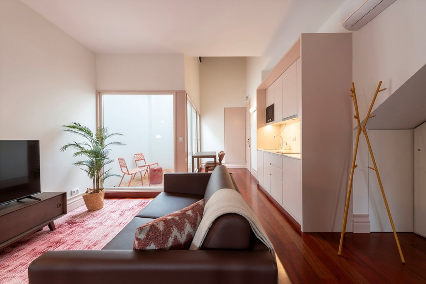 Building with 8 apartments for sale in downtown Porto, Portugal_335013