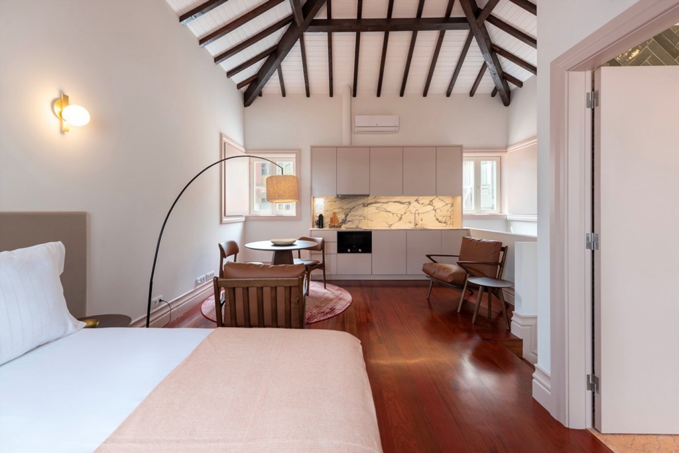 Building with 8 apartments for sale in downtown Porto, Portugal_335024