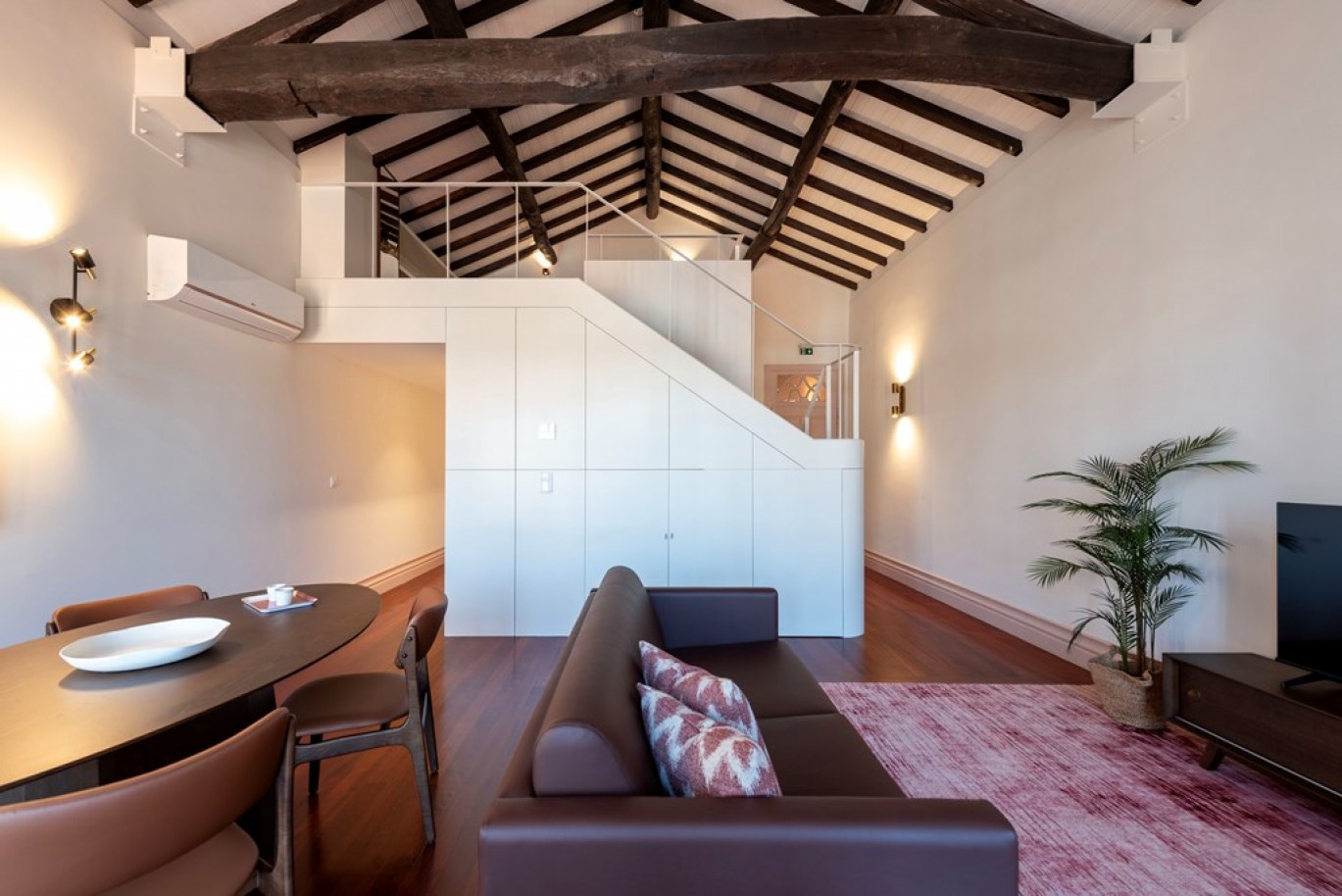 Building with 8 apartments for sale in downtown Porto, Portugal_335052