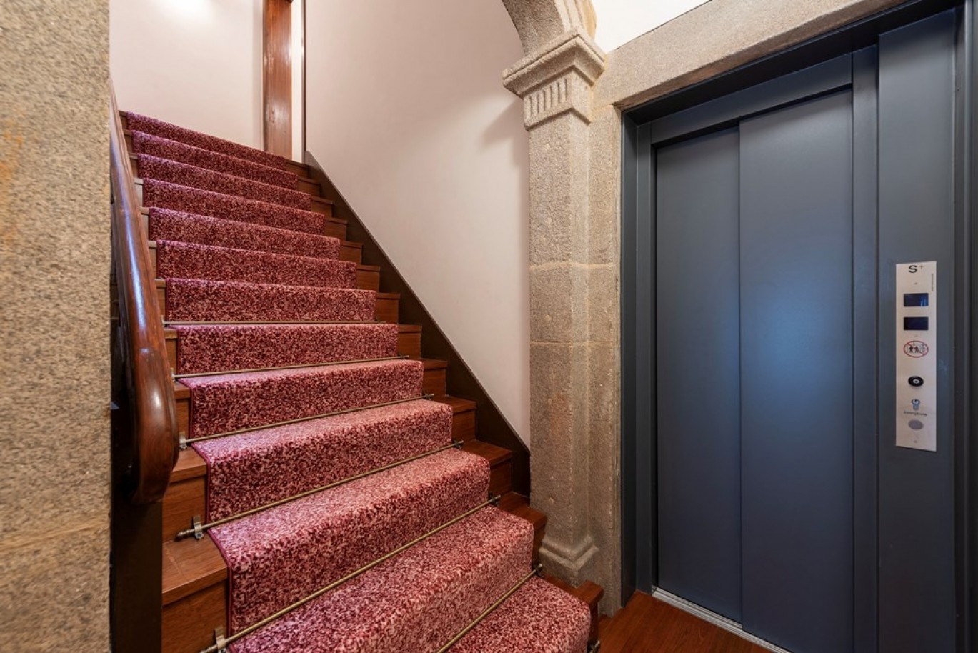 Building with 8 apartments for sale in downtown Porto, Portugal_335064