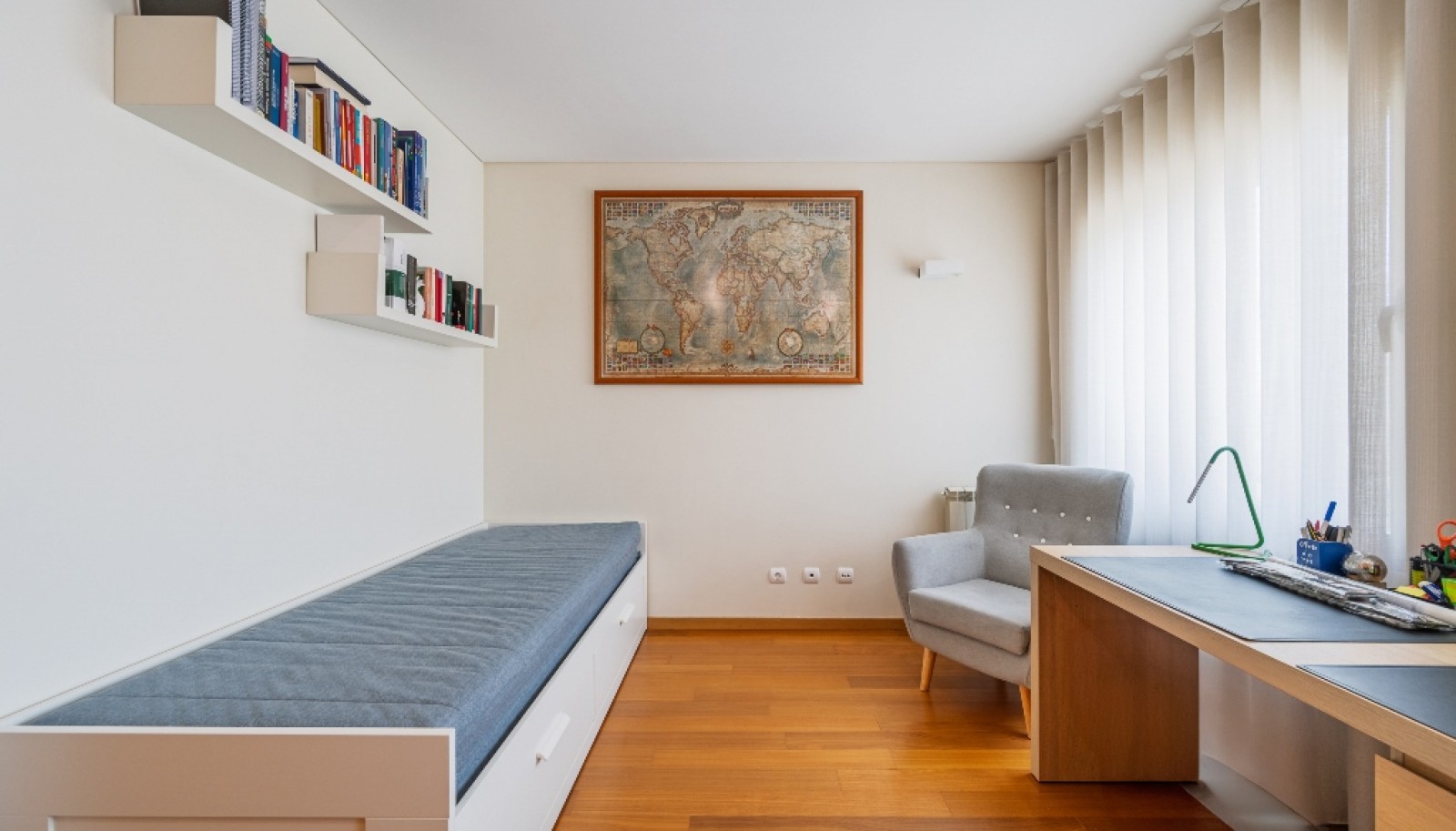 Three bedroom flat with balcony for sale in Boavista, Porto, Portugal_335086