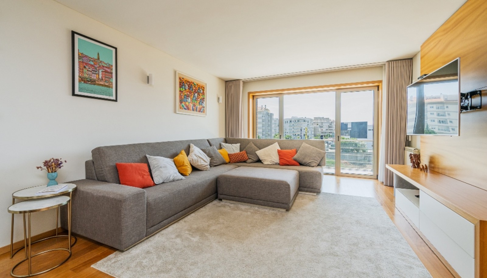 Three bedroom flat with balcony for sale in Boavista, Porto, Portugal_335097