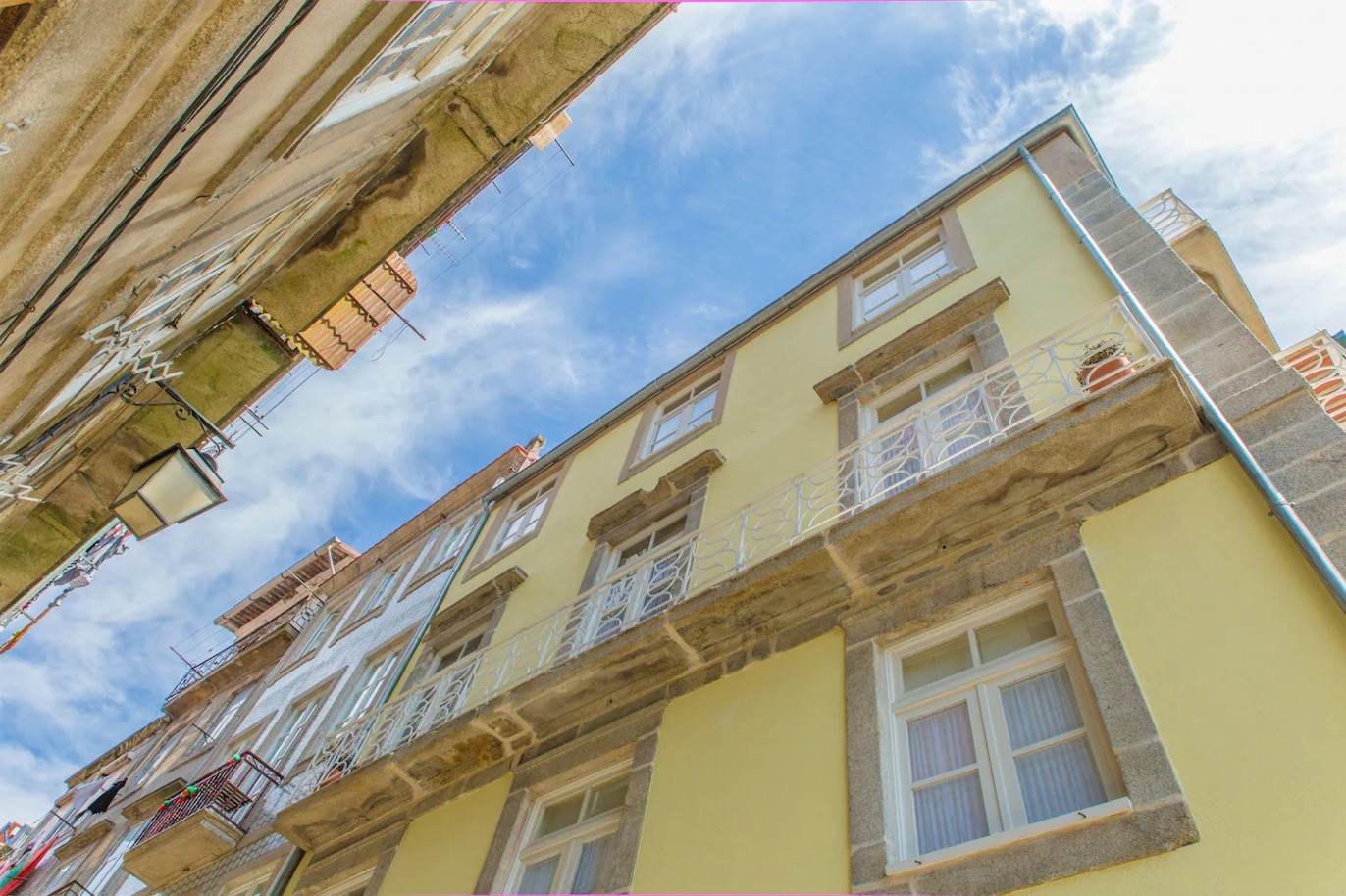 Prédio totalmente reabilitado, junto aos Clérigos, Porto, Portugal_336123