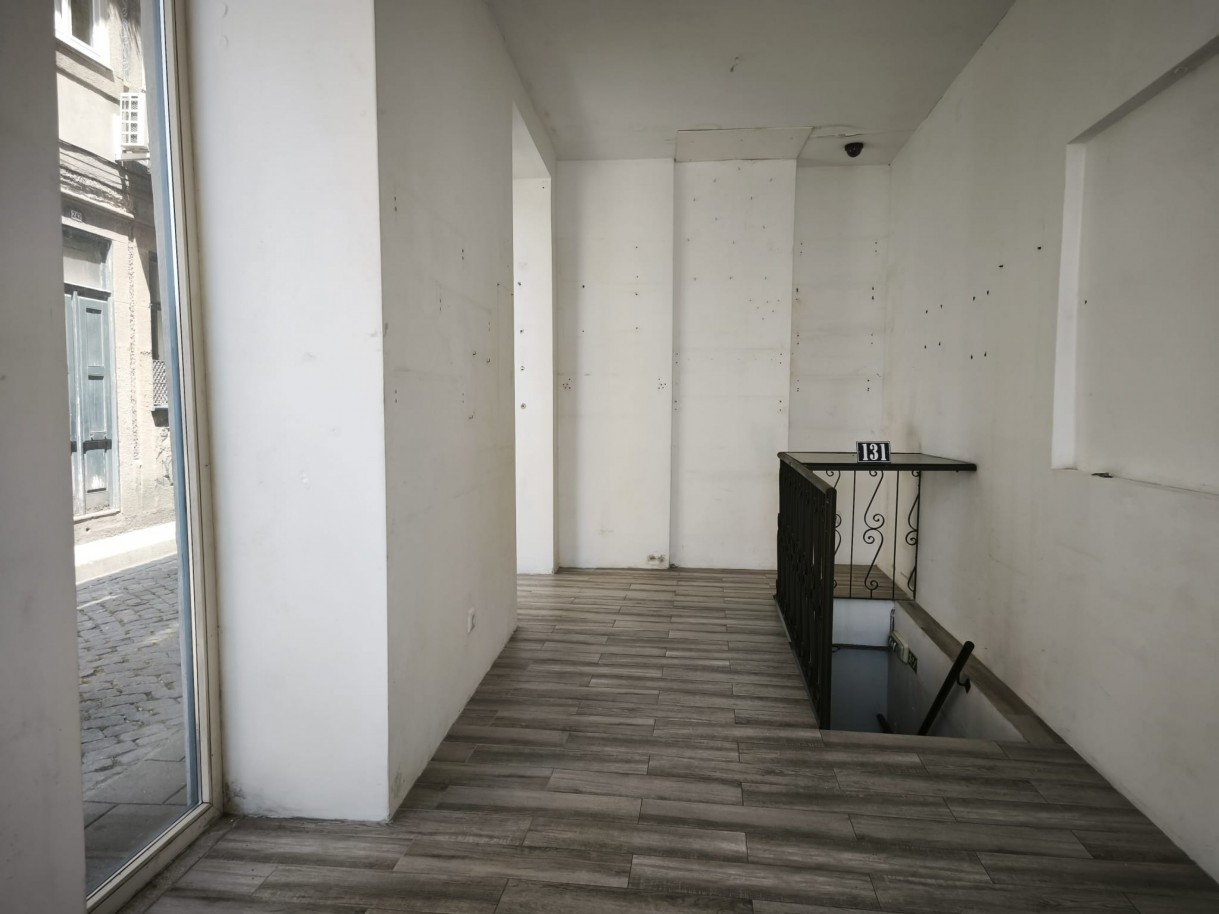 Prédio totalmente reabilitado, junto aos Clérigos, Porto, Portugal_336124
