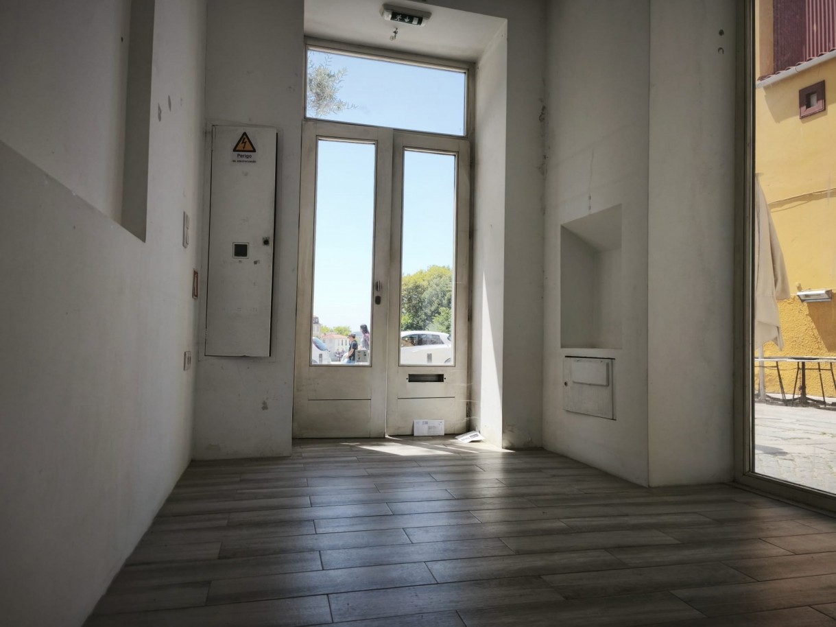 Prédio totalmente reabilitado, junto aos Clérigos, Porto, Portugal_336125