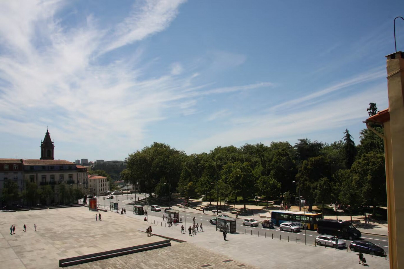 Prédio totalmente reabilitado, junto aos Clérigos, Porto, Portugal_336127