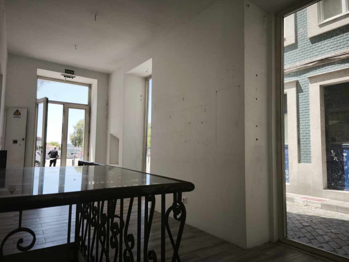Prédio totalmente reabilitado, junto aos Clérigos, Porto, Portugal_336128