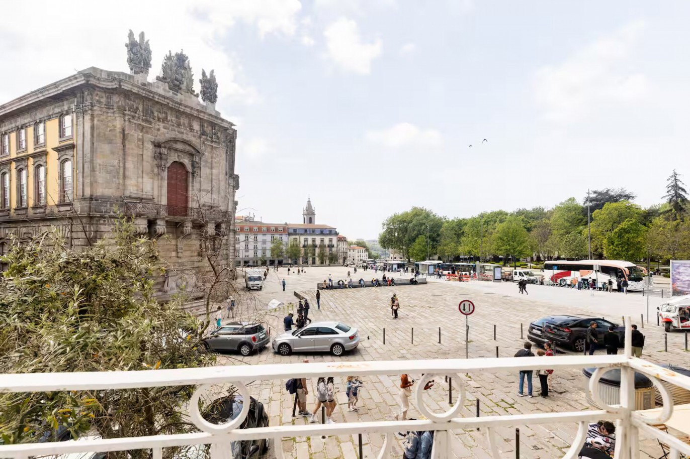 Prédio totalmente reabilitado, junto aos Clérigos, Porto, Portugal_336132