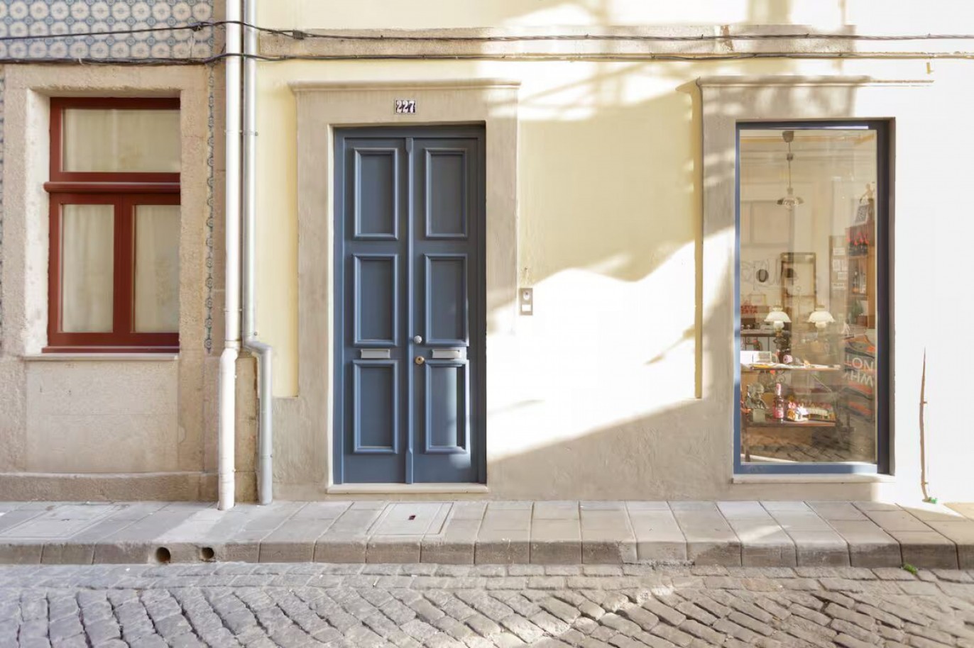 Prédio totalmente reabilitado, junto aos Clérigos, Porto, Portugal_336141