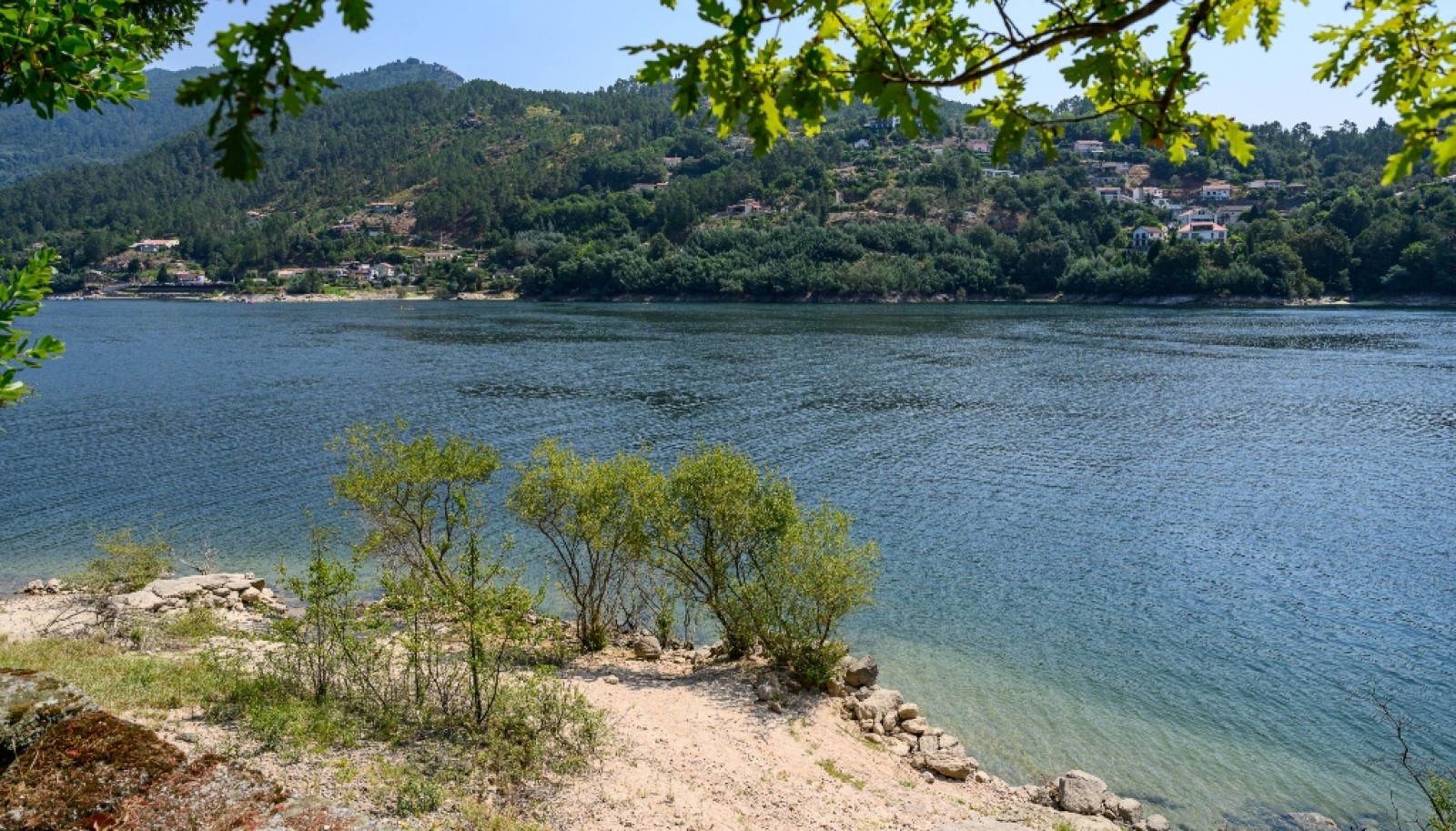 Casa em pedra, junto ao rio, Albufeira da Caniçada, Gerês, Portugal_336175