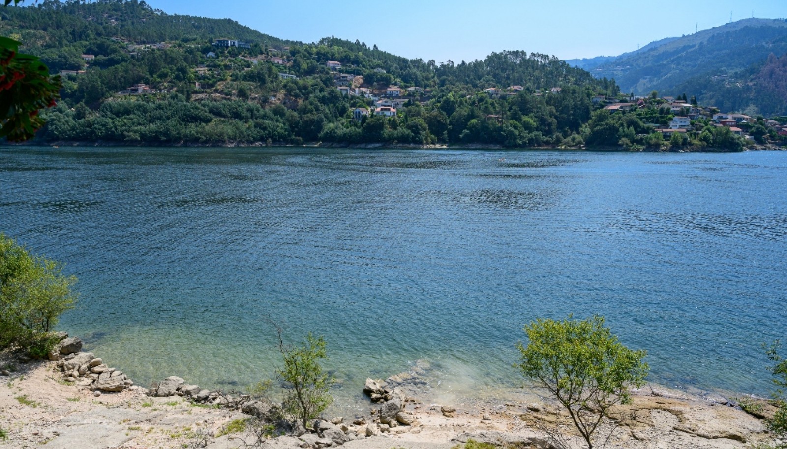 Casa em pedra, junto ao rio, Albufeira da Caniçada, Gerês, Portugal_336176