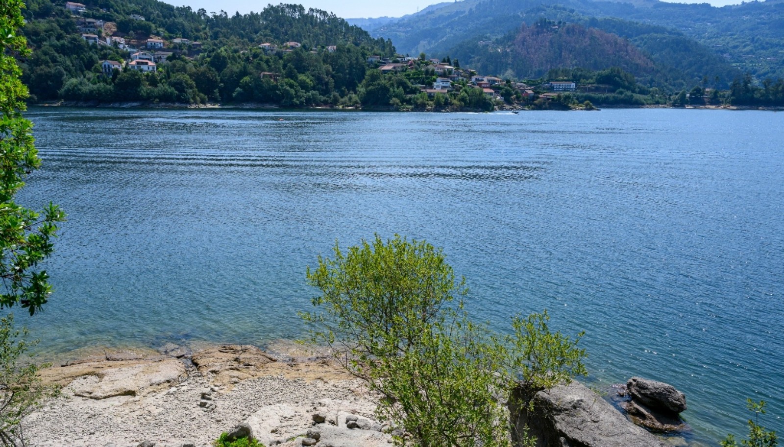 Casa em pedra, junto ao rio, Albufeira da Caniçada, Gerês, Portugal_336180
