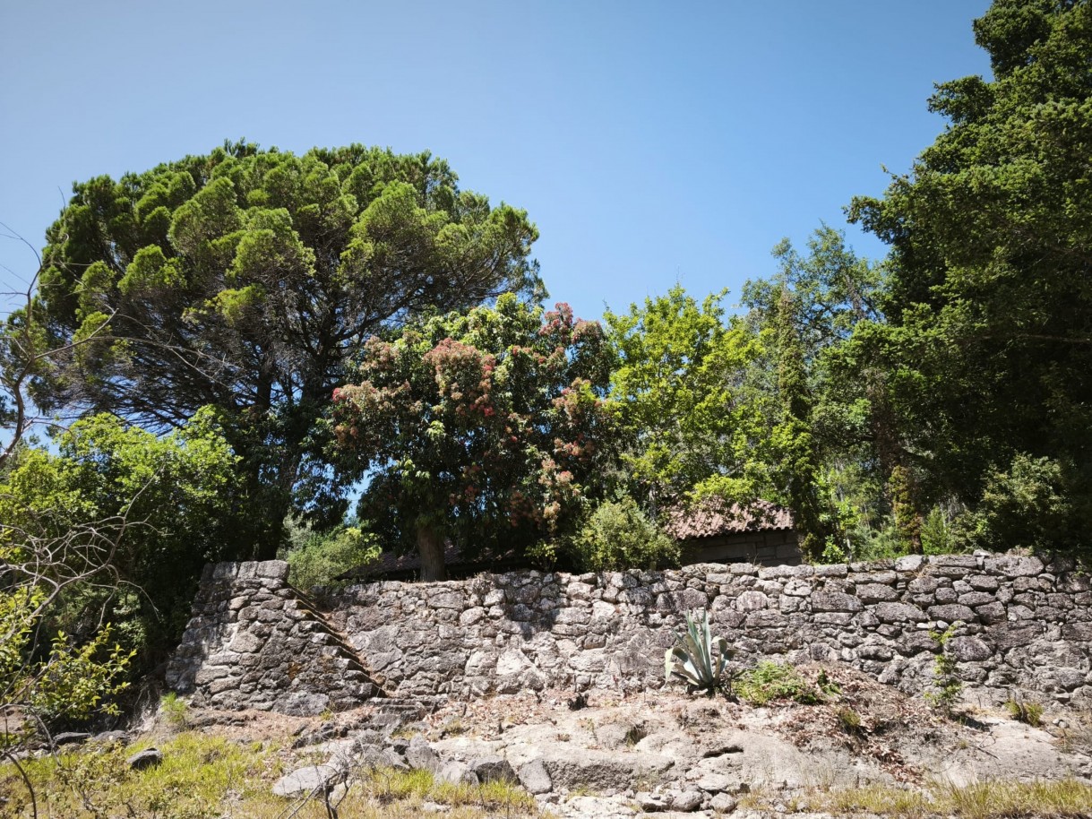 Casa em pedra, junto ao rio, Albufeira da Caniçada, Gerês, Portugal_336181