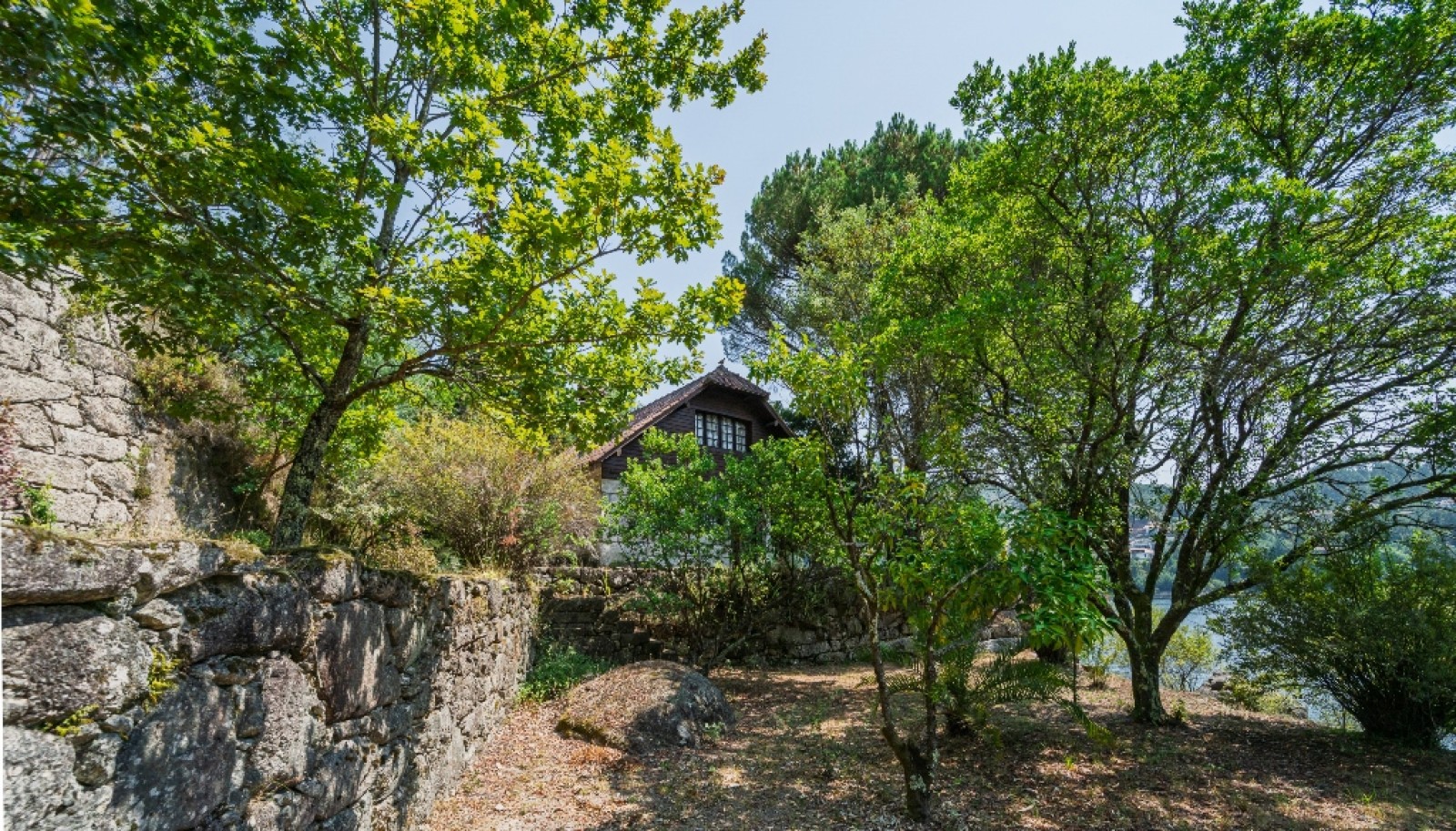 Casa em pedra, junto ao rio, Albufeira da Caniçada, Gerês, Portugal_336188