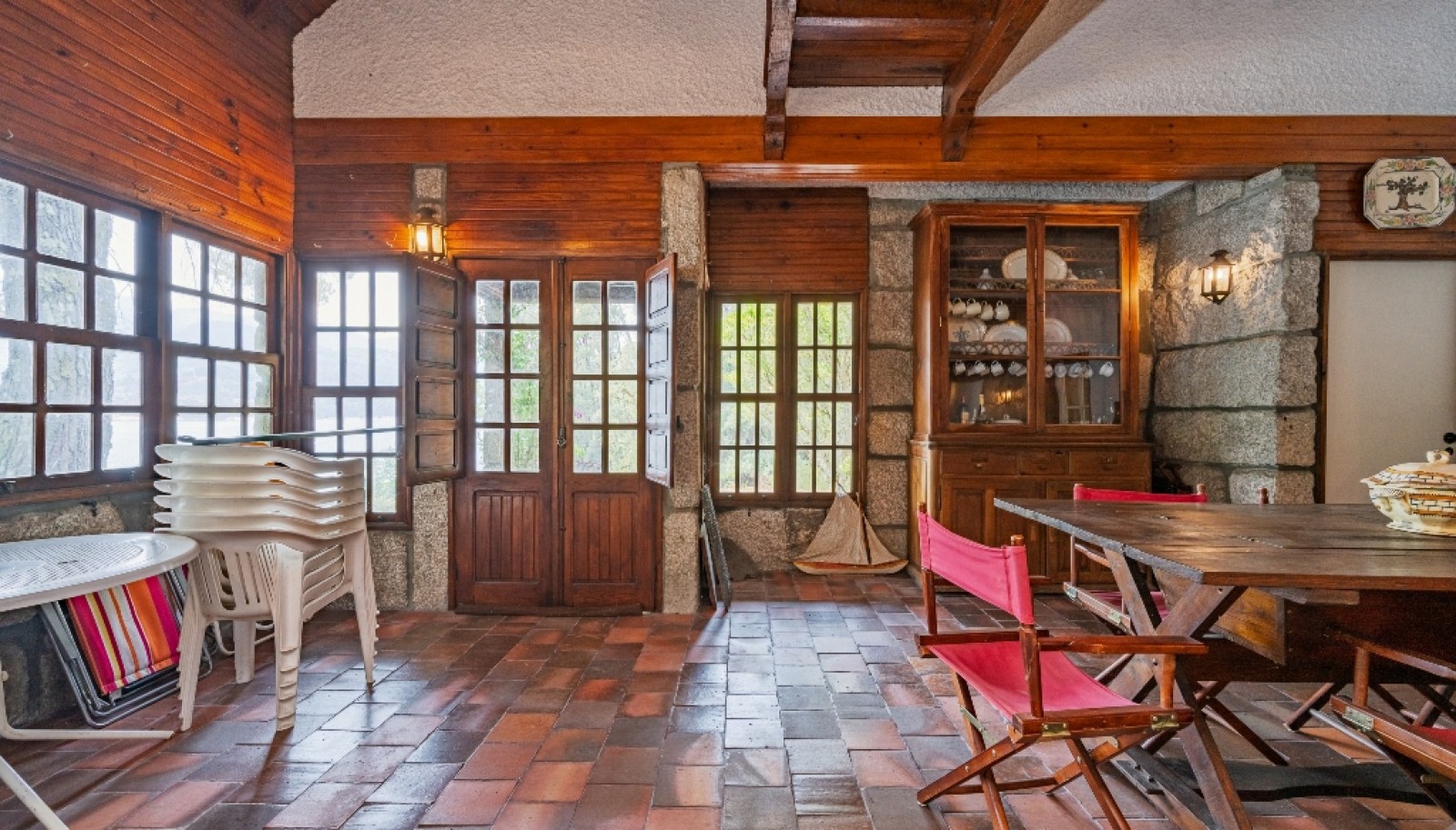 Casa em pedra, junto ao rio, Albufeira da Caniçada, Gerês, Portugal_336191