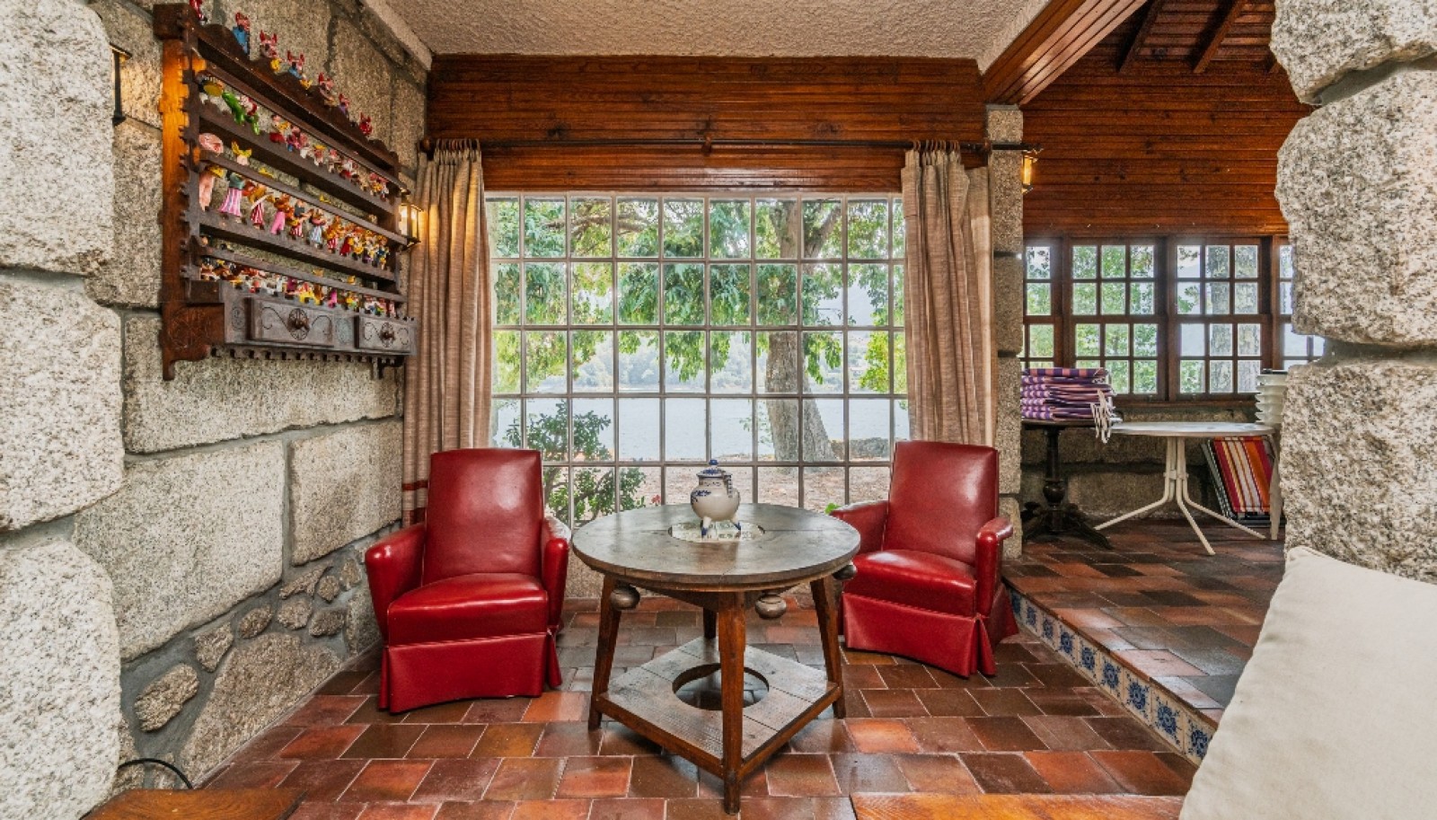 Casa em pedra, junto ao rio, Albufeira da Caniçada, Gerês, Portugal_336193