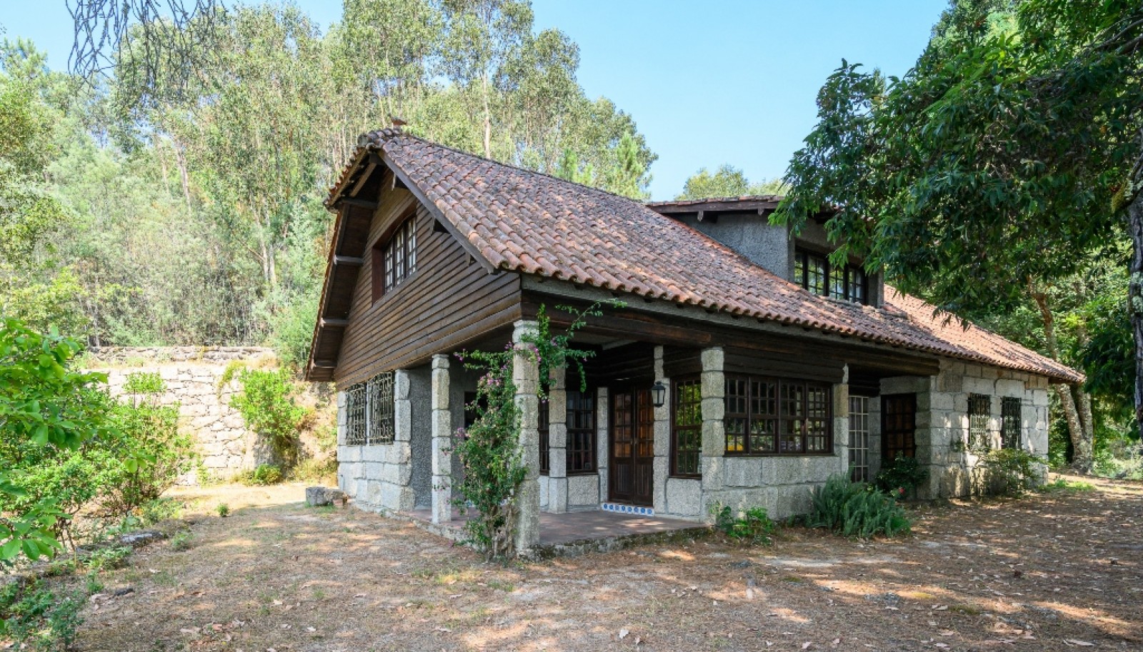 Casa em pedra, junto ao rio, Albufeira da Caniçada, Gerês, Portugal_336195