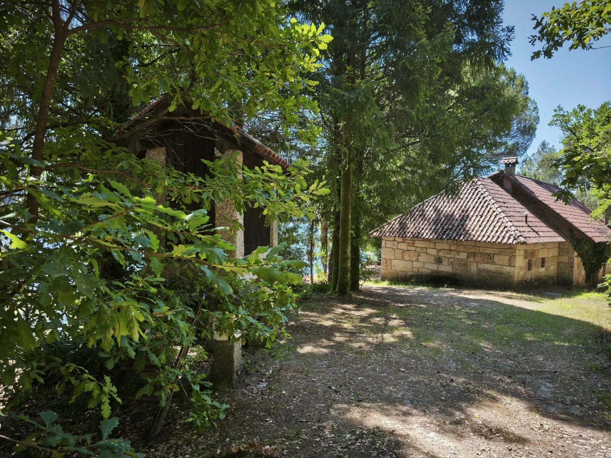 Casa em pedra, junto ao rio, Albufeira da Caniçada, Gerês, Portugal_336196