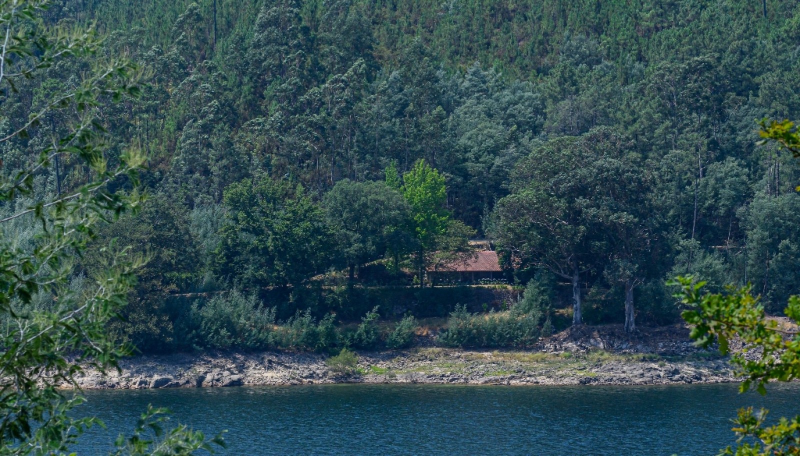 Casa em pedra, junto ao rio, Albufeira da Caniçada, Gerês, Portugal_336197