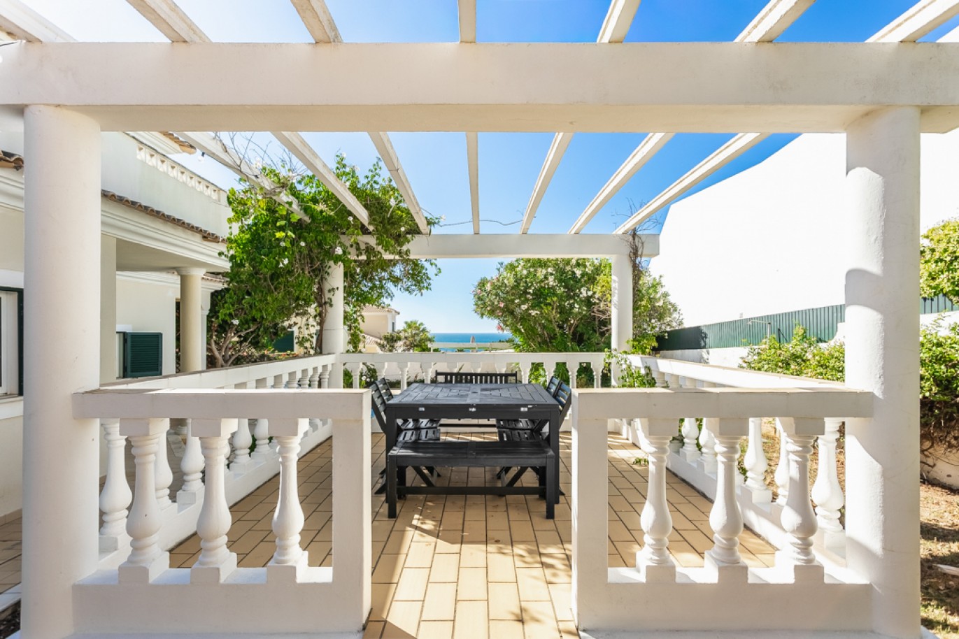 Moradia V3 com piscina e vista mar para venda na Luz, Algarve_337157