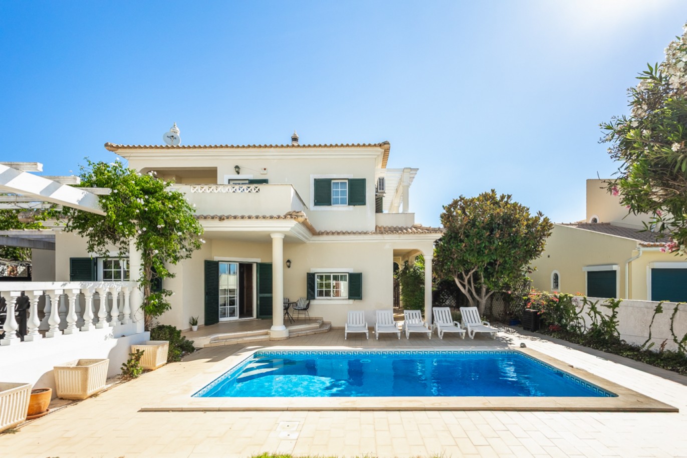 Moradia V3 com piscina e vista mar para venda na Luz, Algarve_337158