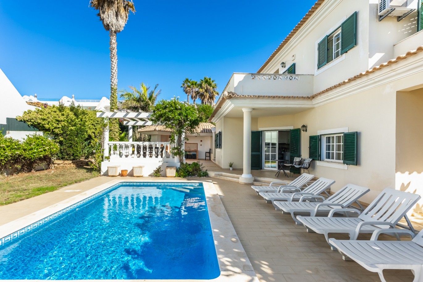 Moradia V3 com piscina e vista mar para venda na Luz, Algarve_337159
