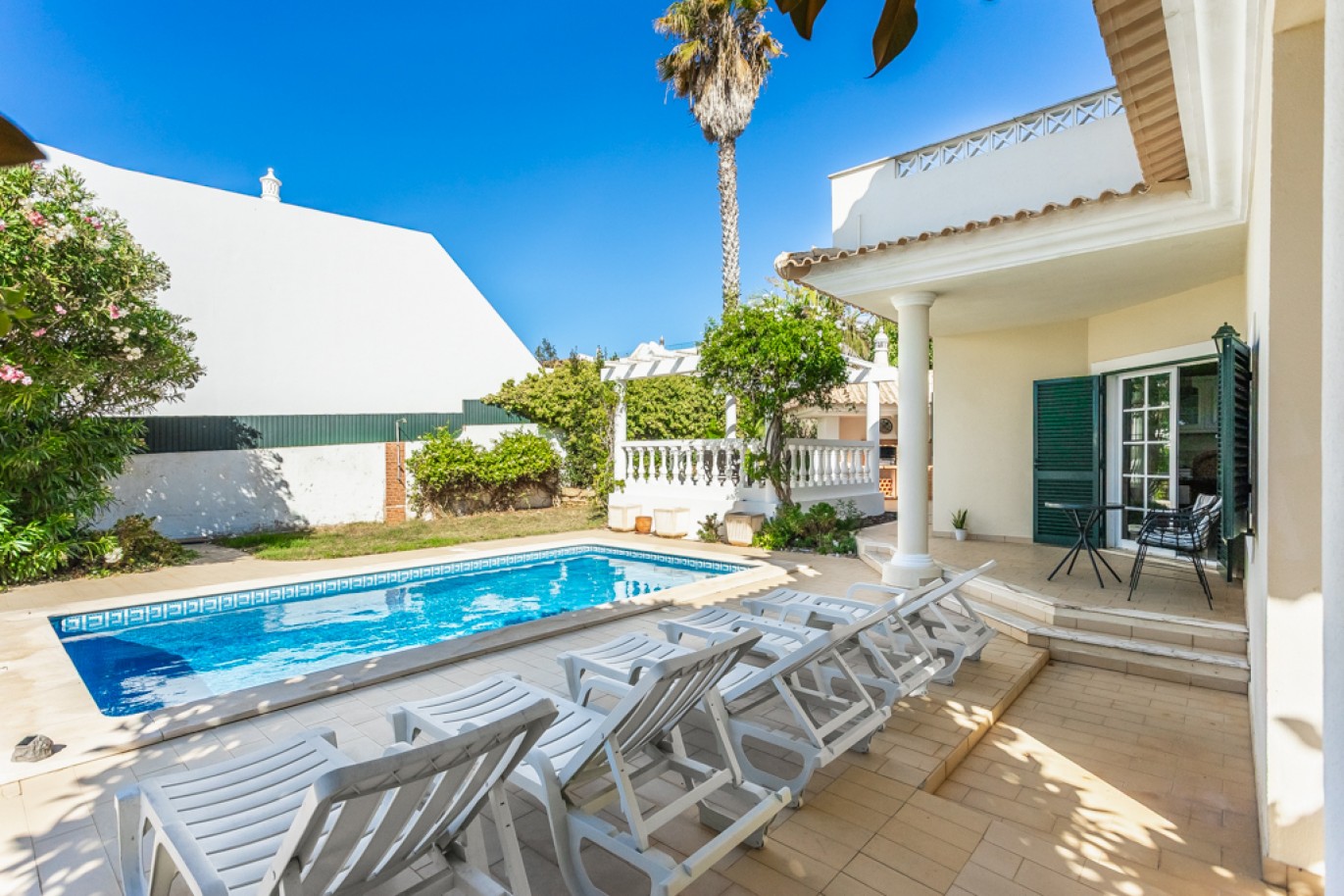 Moradia V3 com piscina e vista mar para venda na Luz, Algarve_337161