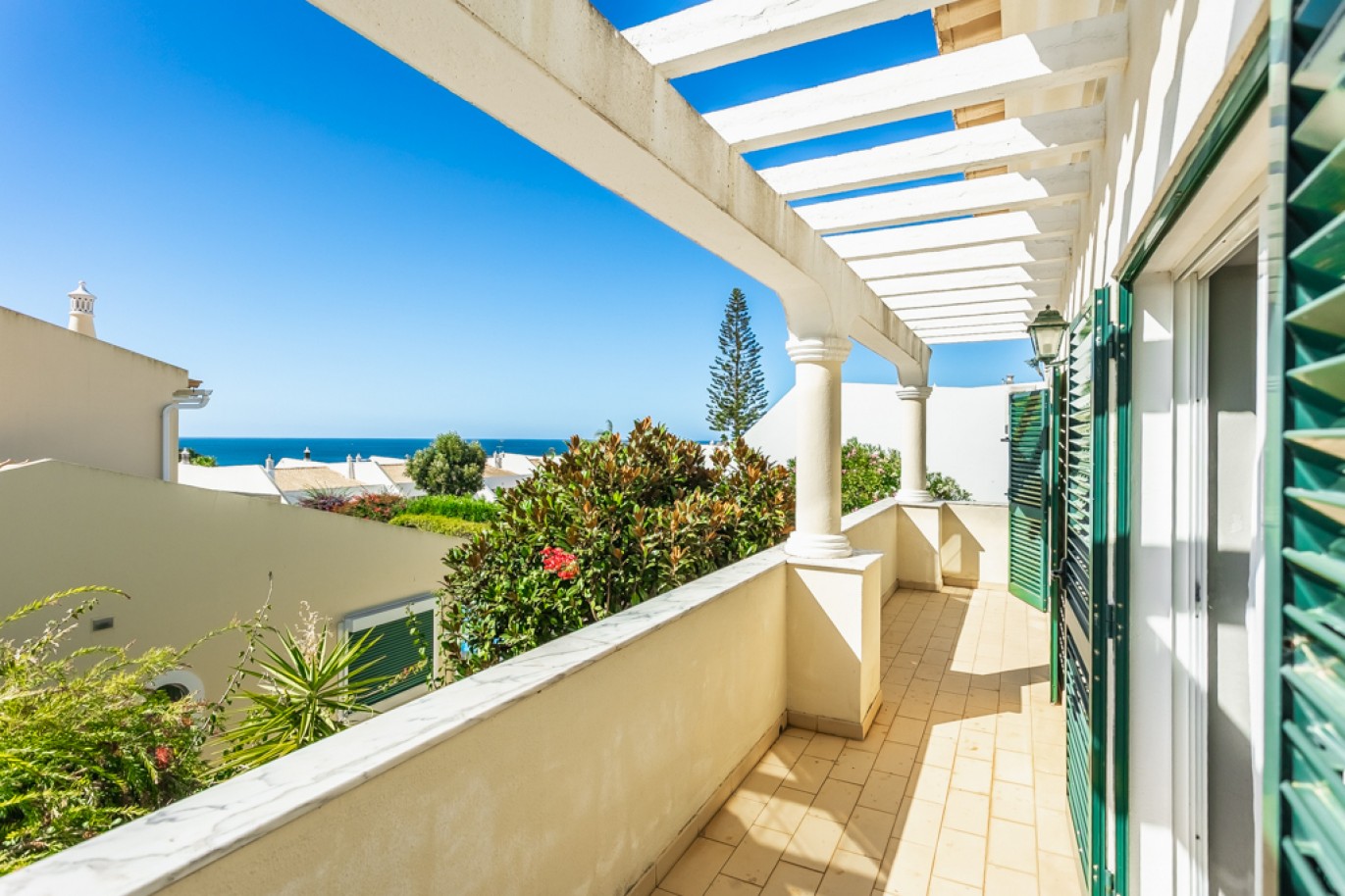 Moradia V3 com piscina e vista mar para venda na Luz, Algarve_337165