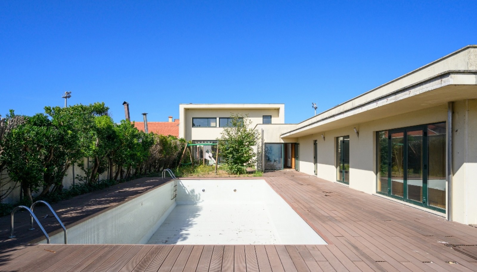 Villa with garden and pool for sale near the sea in Lavra, Portugal_337370