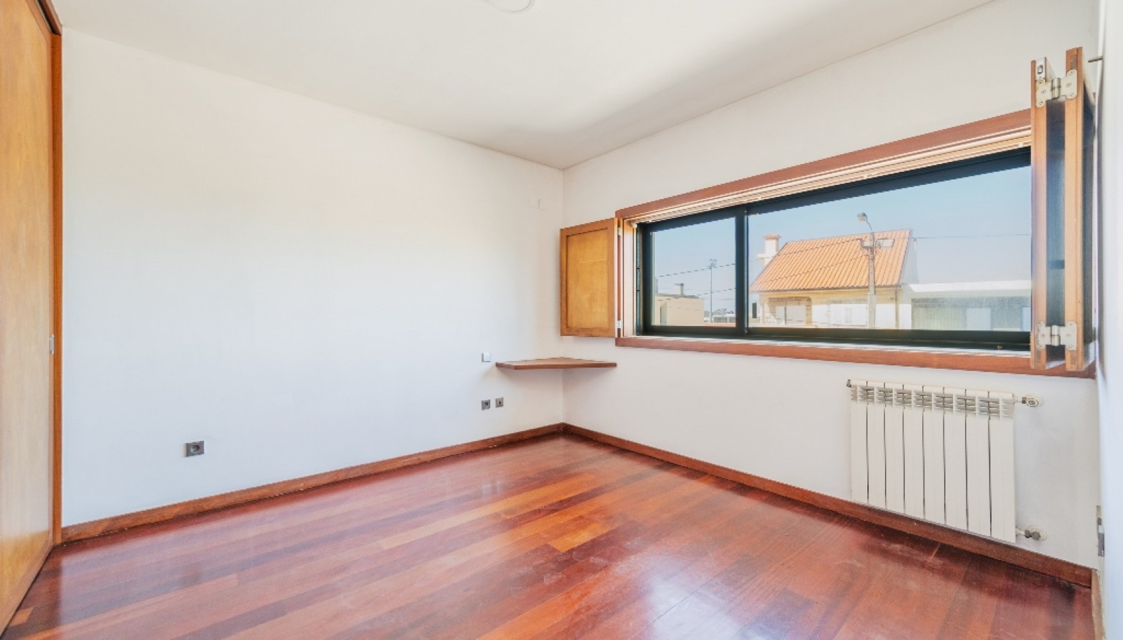 Villa with garden and pool for sale near the sea in Lavra, Portugal_337373