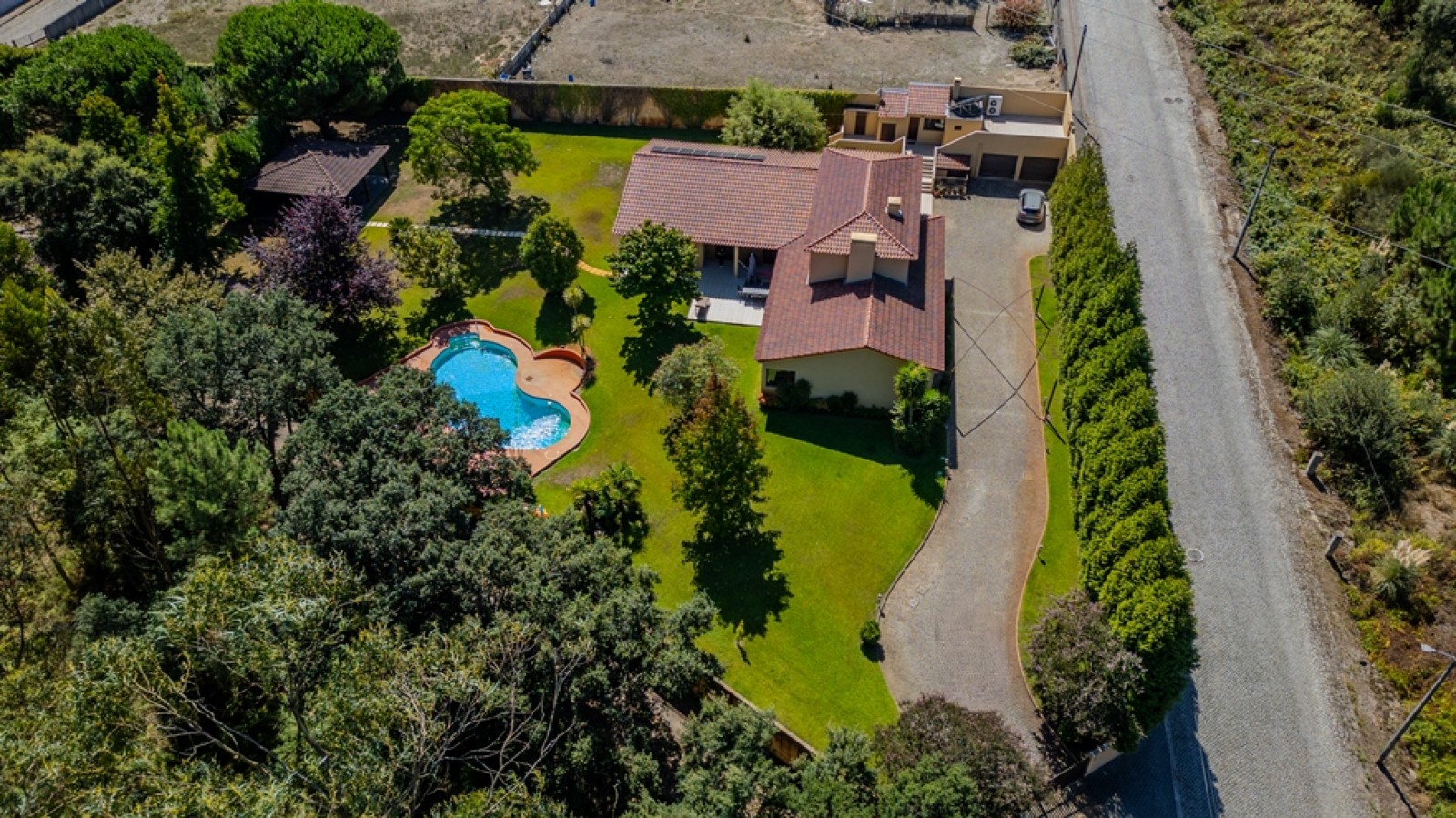 Fünf + Ein Schlafzimmer Villa mit Garten und Pool  in Trofa, Portugal_339391