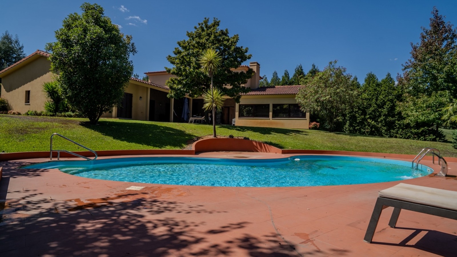 Fünf + Ein Schlafzimmer Villa mit Garten und Pool  in Trofa, Portugal_339400