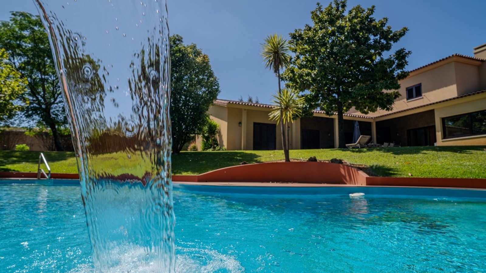 Fünf + Ein Schlafzimmer Villa mit Garten und Pool  in Trofa, Portugal_339404