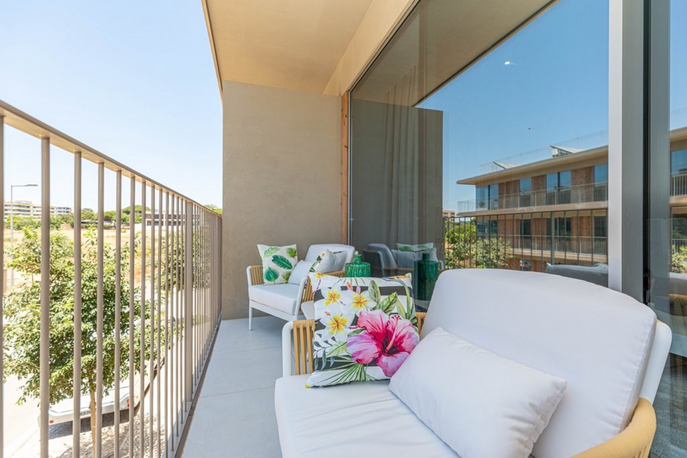 Apartamento T2, frente praia, à venda em Quarteira, Algarve_339623