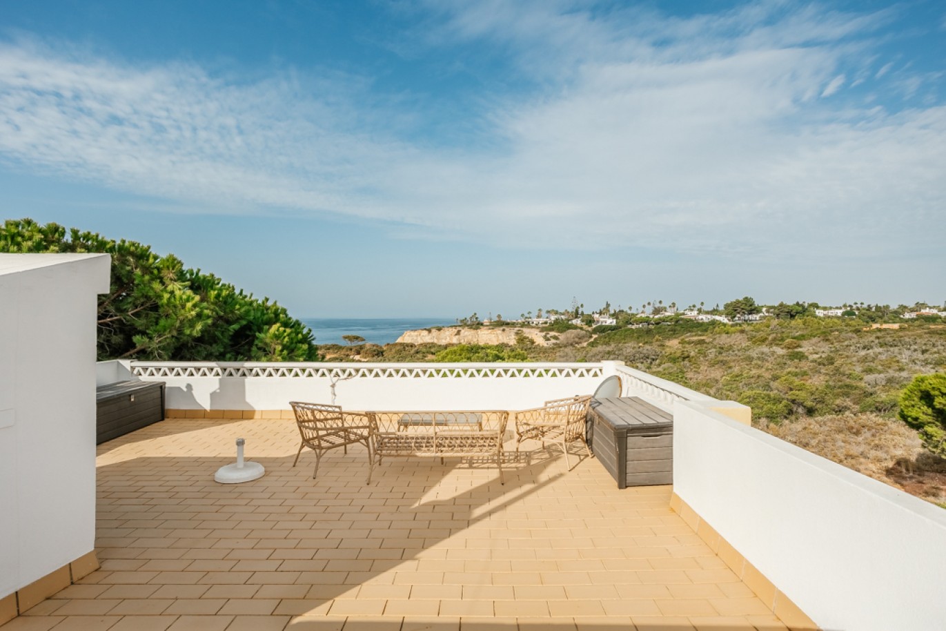 Villa with terrace and sea view for sale in Lagoa, Algarve, Portugal_339711