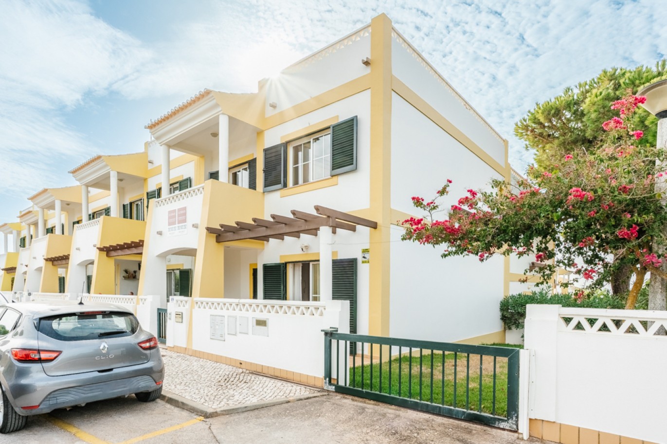 Villa with terrace and sea view for sale in Lagoa, Algarve, Portugal_339725