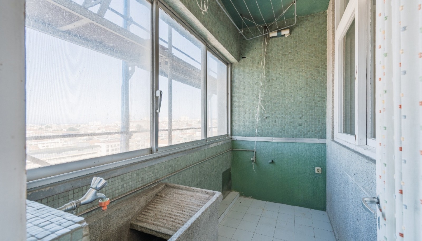 Apartamento T5 para reabilitar à venda no centro do Porto_339779
