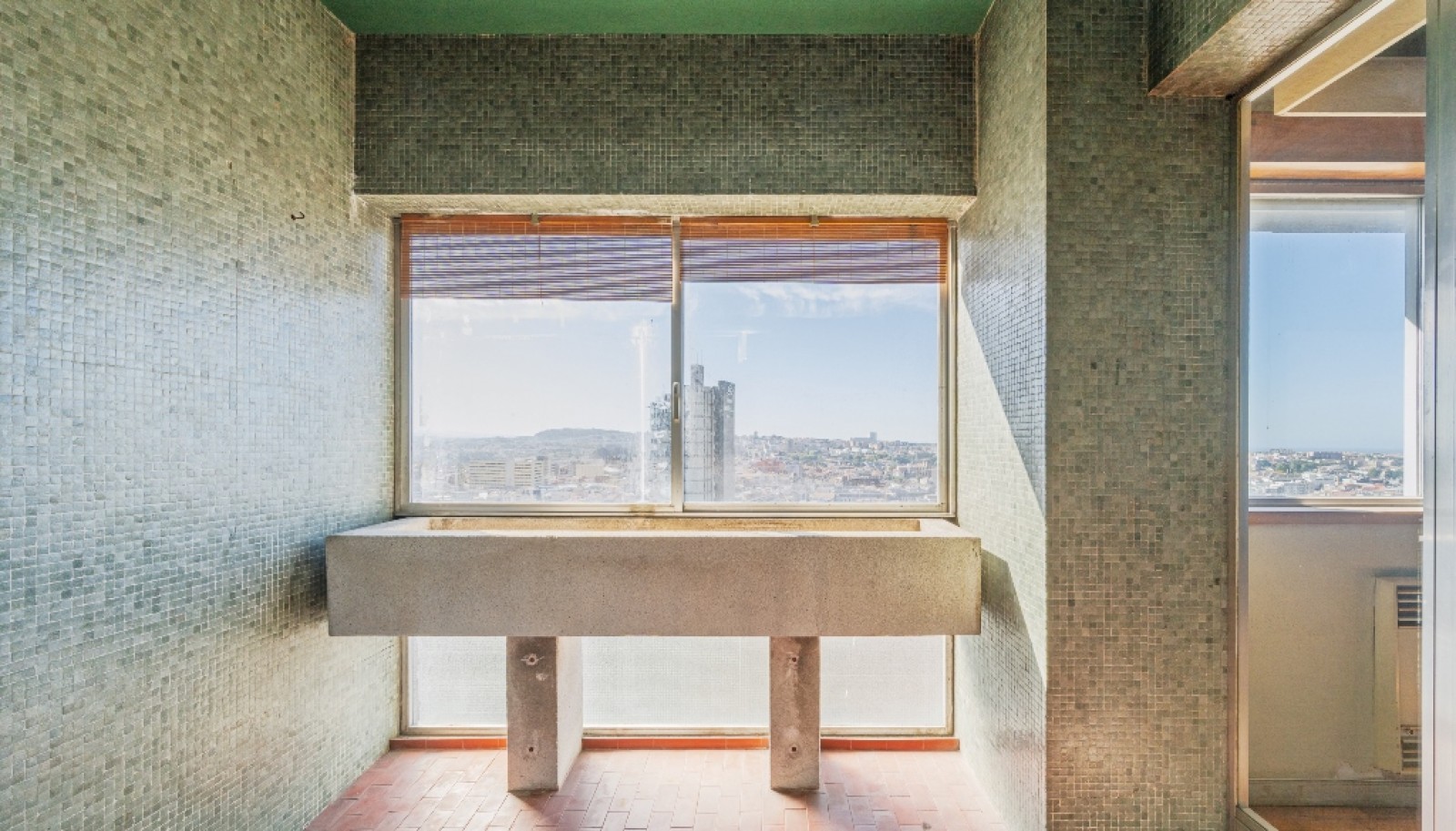 Apartamento T5 para reabilitar à venda no centro do Porto_339796