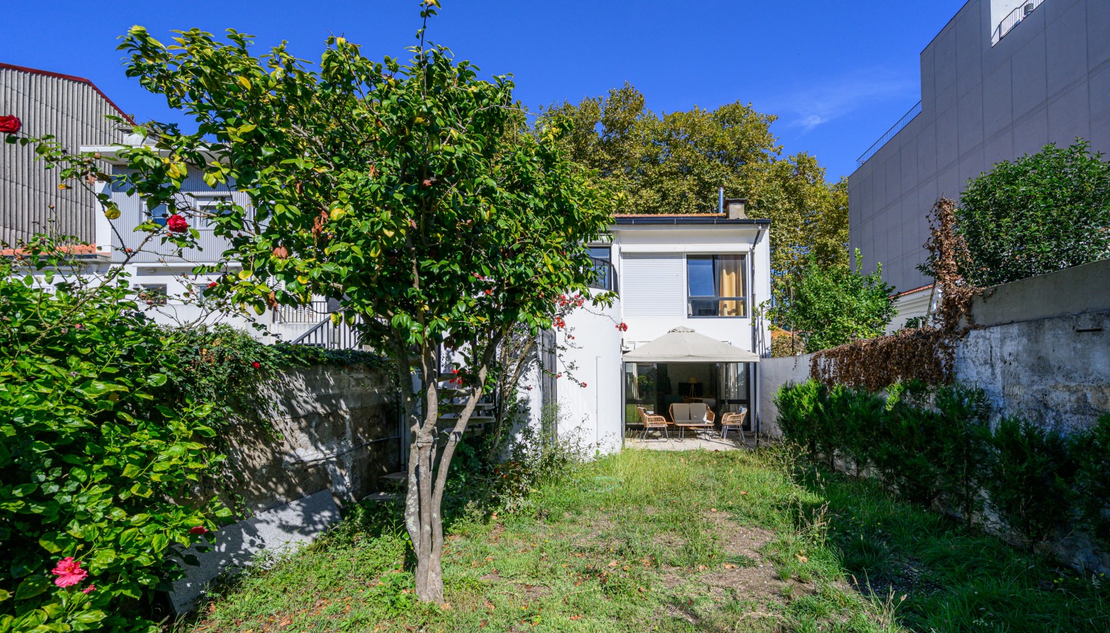 Moradia V7 com jardim orientado a poente para venda na Foz do Porto_340192