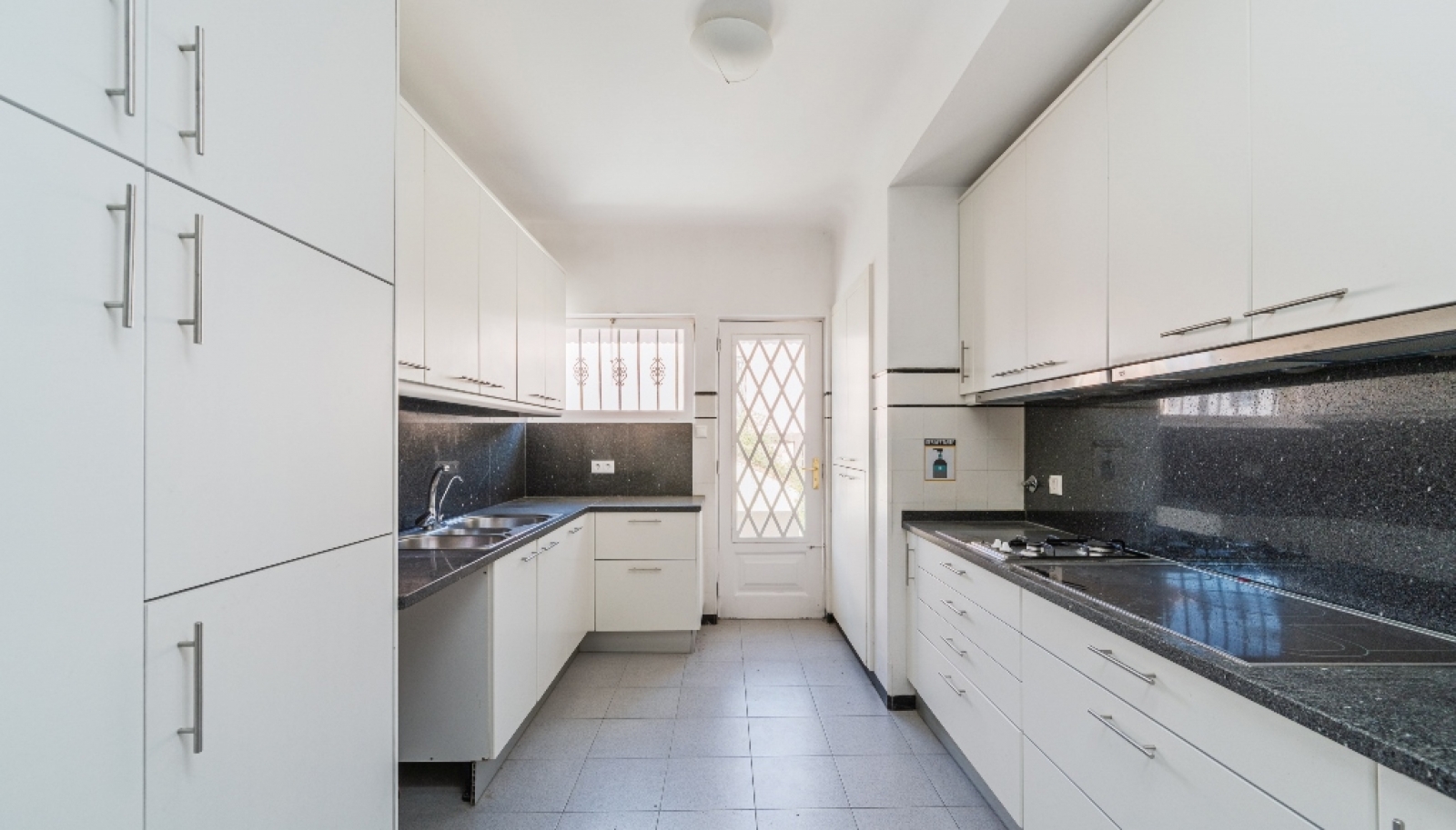 Five bedroom villa with garden for rent in Campo Alegre, Porto, Portugal_340452