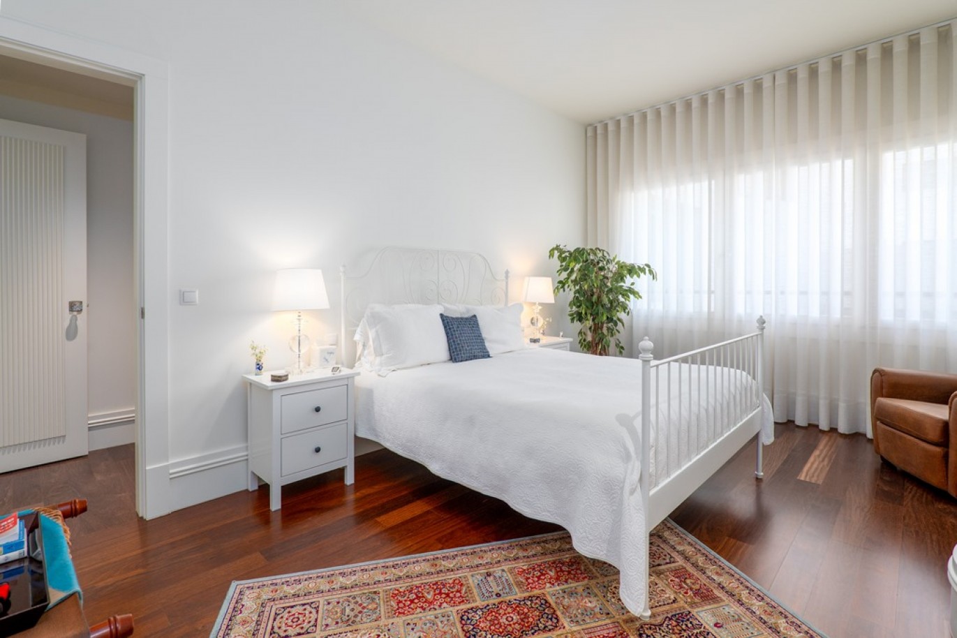 Apartamento com três suítes à venda no Aliados 107 no Porto_341921