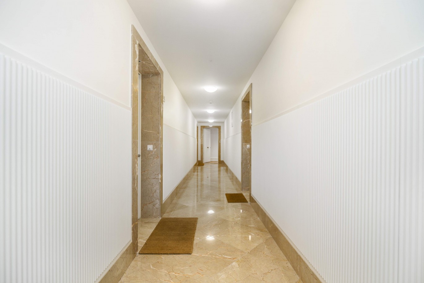 Apartamento com três suítes à venda no Aliados 107 no Porto_341969